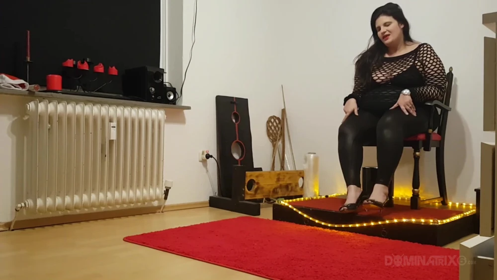 Sklave verehrt: Füße, Klapse, CBT, Wichs-Befehl: Ansehen auf EroticOnly.DE